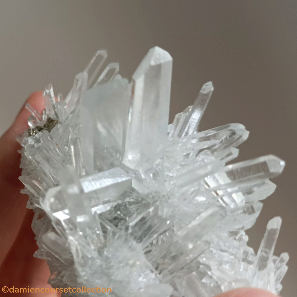 Quartz (plusieurs macles) 2 mineraux meteorites quartz plusieurs macles