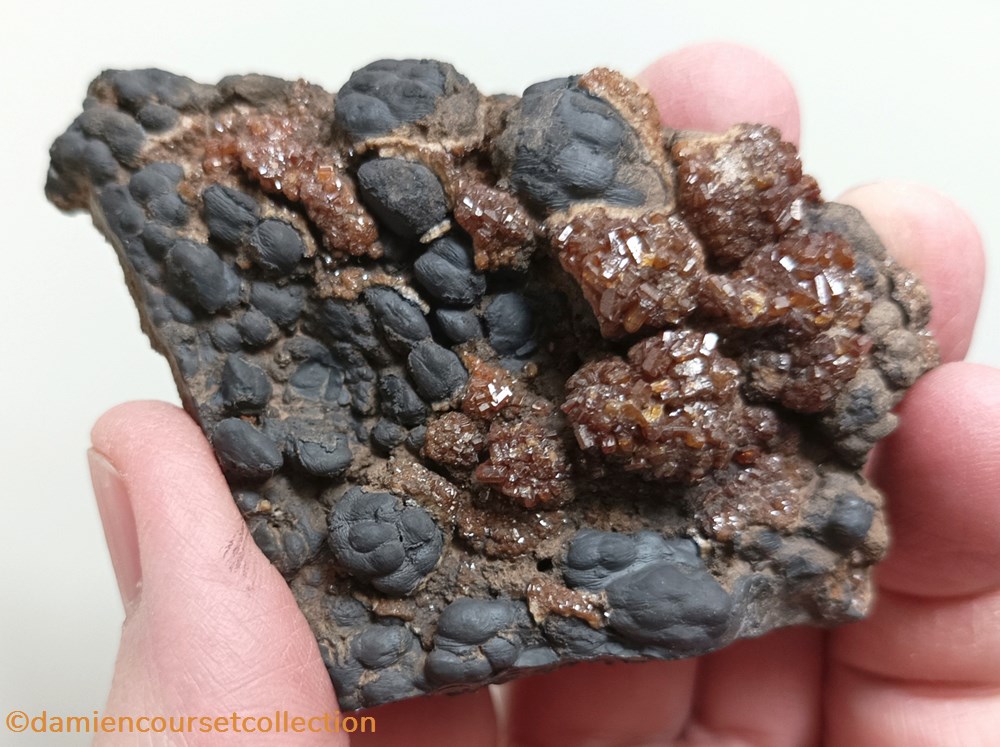 Vanadinite sur Goethite 2 mineraux meteorites vanadinite sur goethite