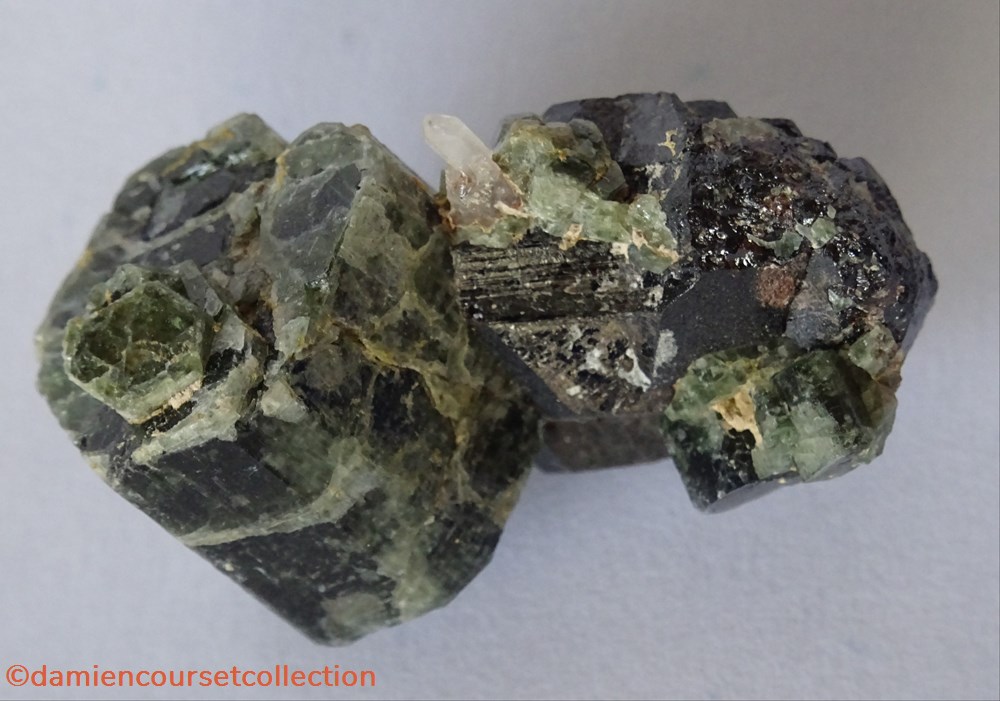 Cassitérite et Apatite 2 mineraux meteorite cassiterite et apatite