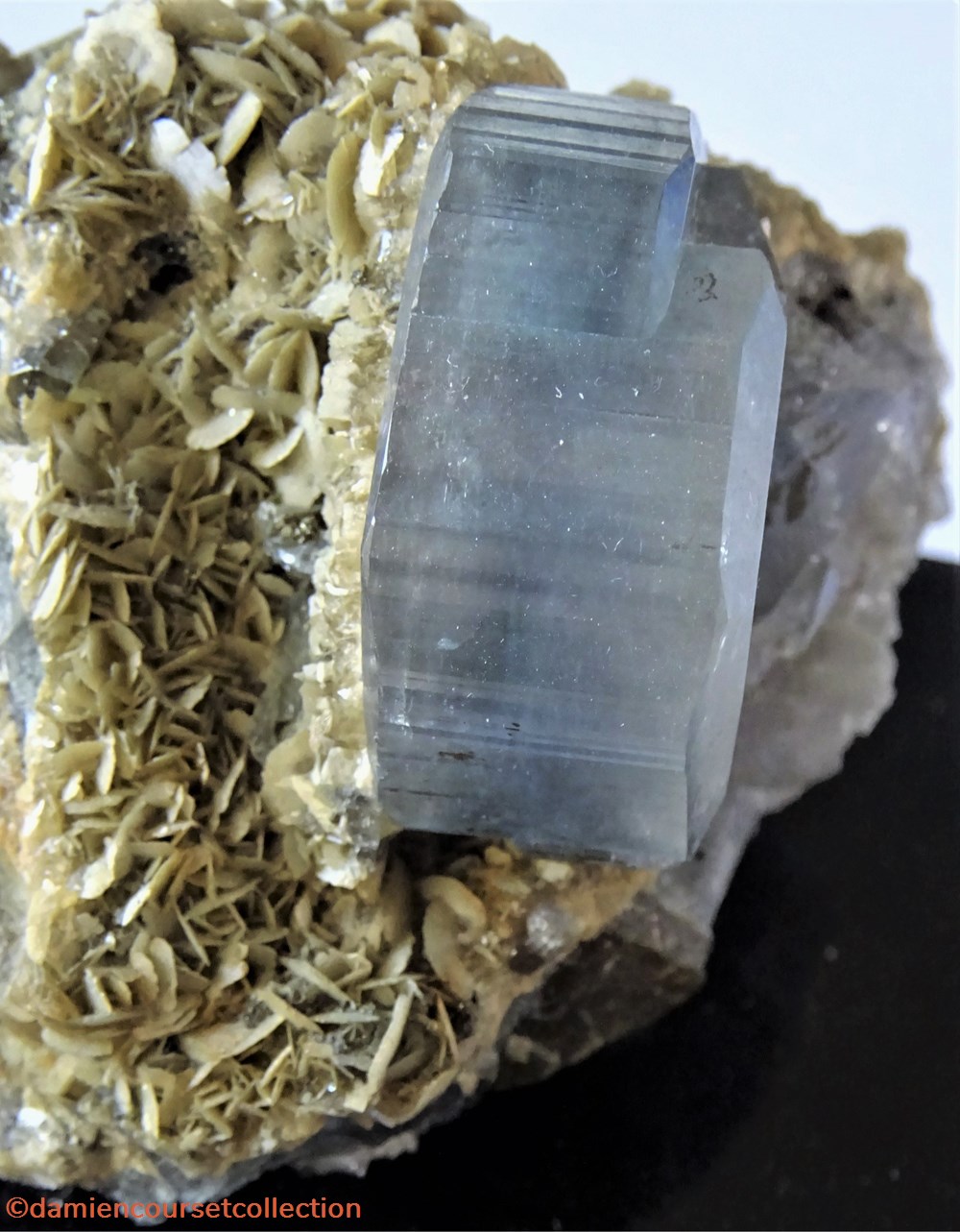 Apatite 3 cm mineraux meteorite fluorapatite apatite 3 cm
