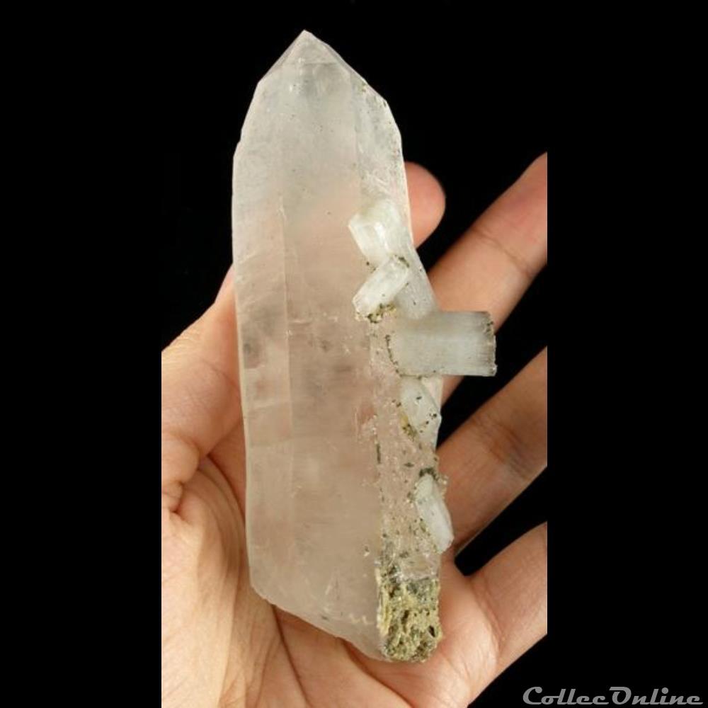 Apatite sur Quartz 3 mineraux meteorites fluorapatite apatite sur quartz