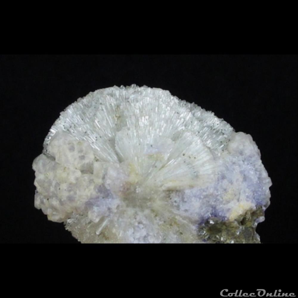 mineraux meteorites fluorapatite apatite botryoidale et fluorite