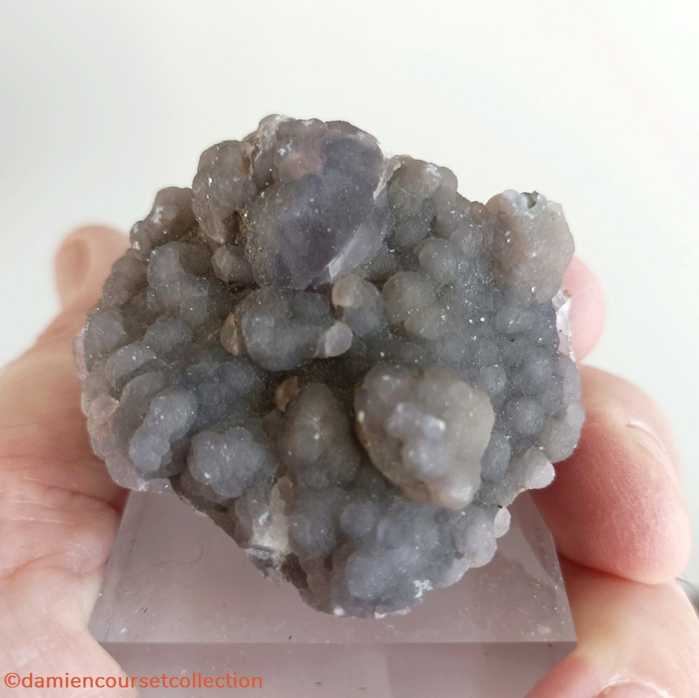 mineraux meteorites fluorite botryoidale sur quartz