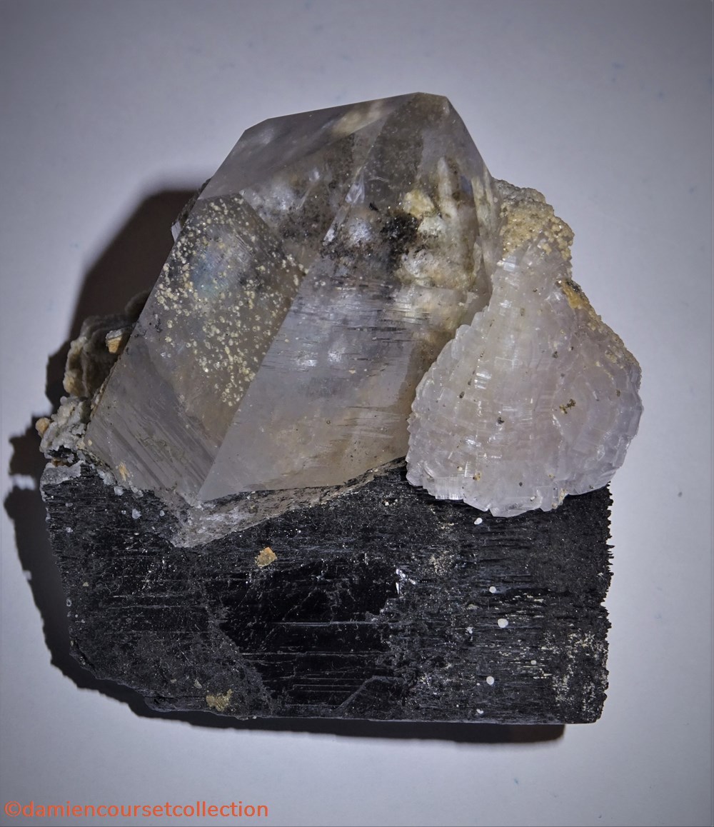 Apatite sur Quartz et Wolframite 2 mineraux meteorites fluorapatite apatite sur quartz et wolframite