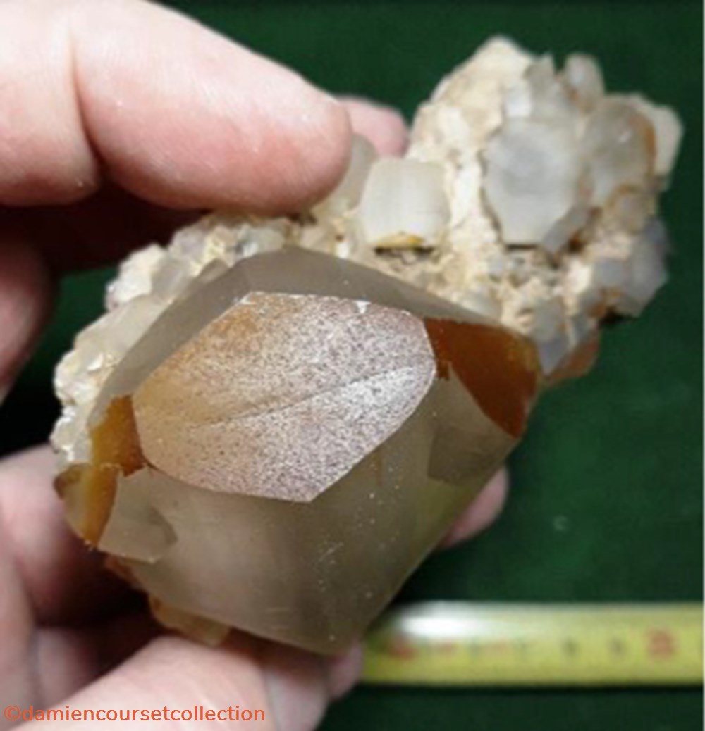 Calcite (Chimay) 3 mineraux meteorites macle calcite chimay