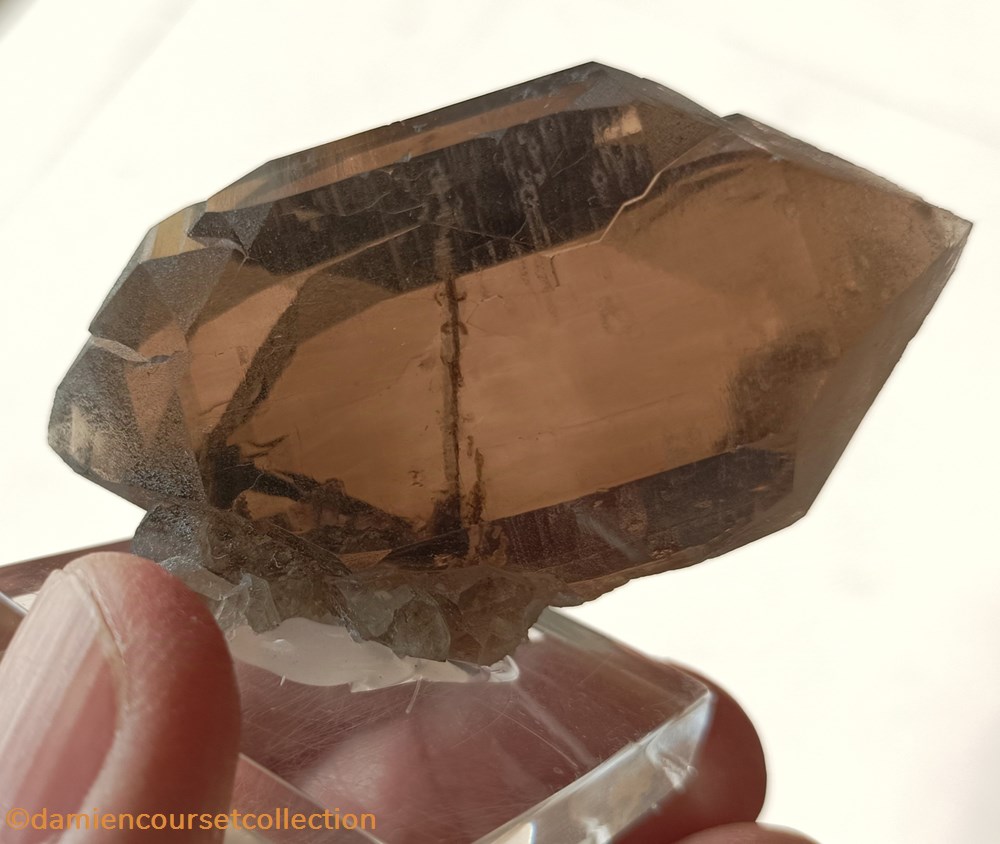 Quartz fumé à âme et Epidote 2 mineraux meteorites quartz fume a ame et epidote