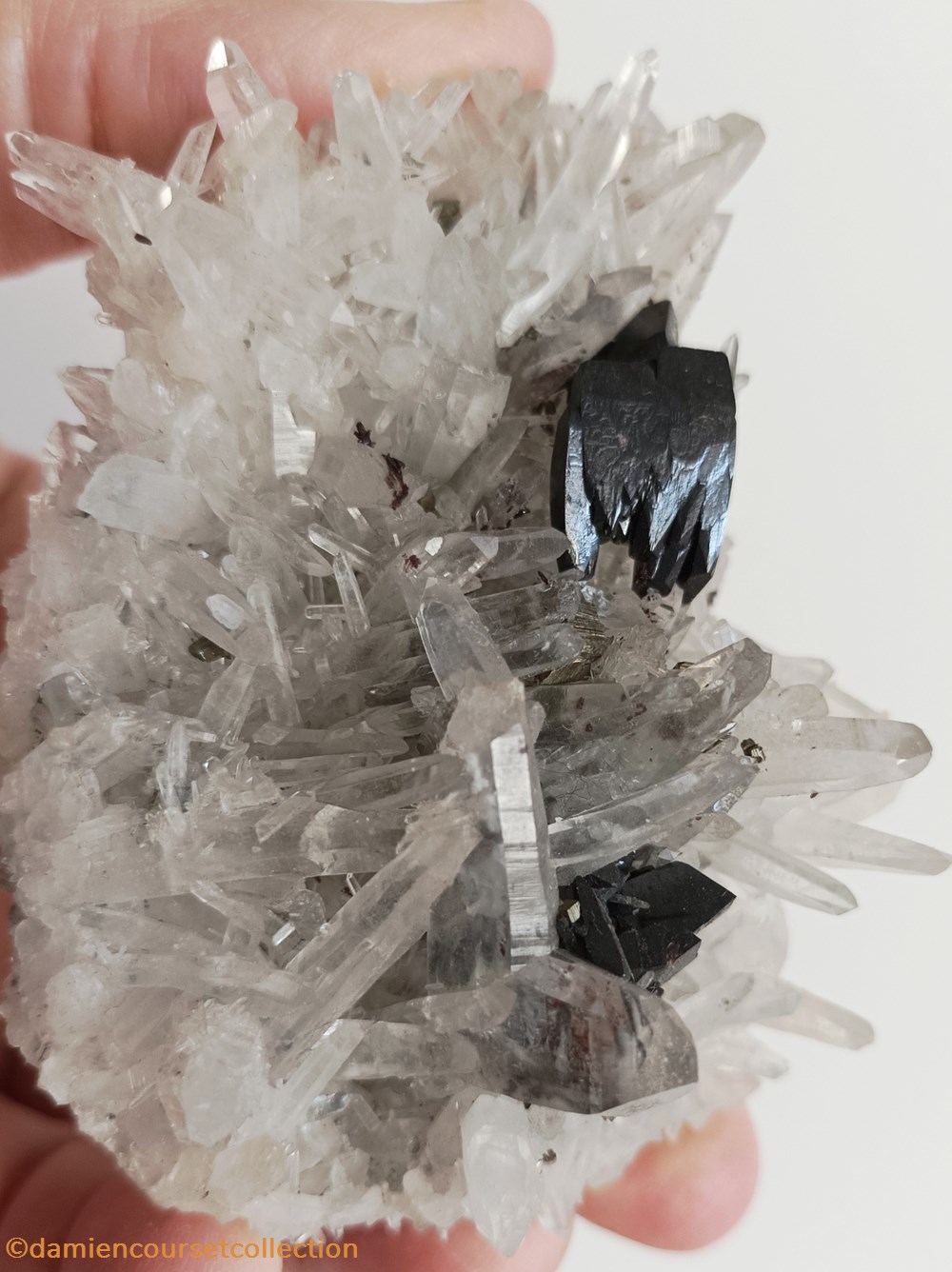 mineraux meteorites hubnerite et quartz macle