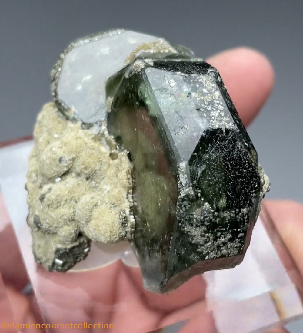Apatite (extra faces) 3 mineraux meteorites fluorapatite apatite extra faces