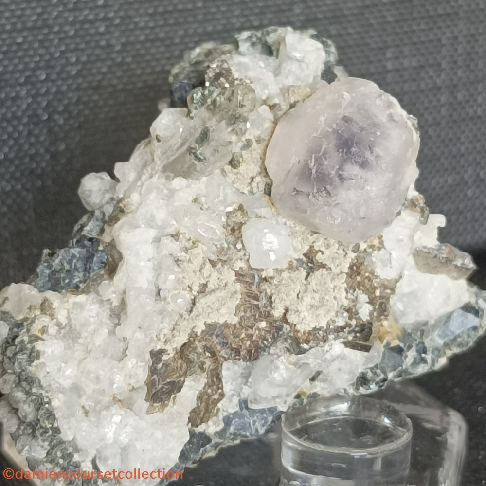 Fluorite bicolore 2 mineraux meteorites fluorite bicolore