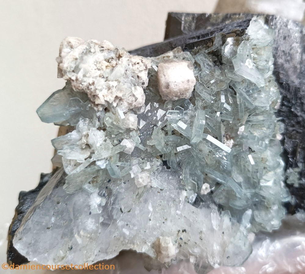 Quartz, ferberite, apatites bleues et Fluorite XXL 2 mineraux meteorites quartz ferberite apatites bleues et fluorite xxl