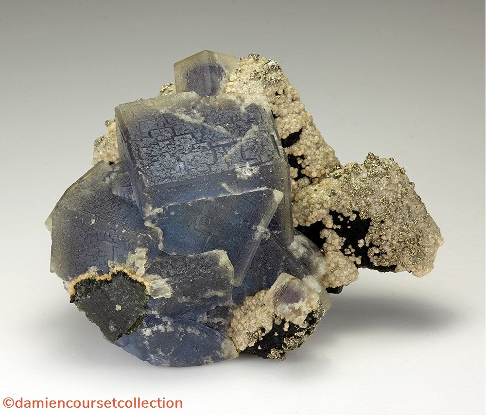 Fluorite, Sidérite, Wolframite et Pyrite 2 mineraux meteorite fluorite siderite wolframite et pyrite