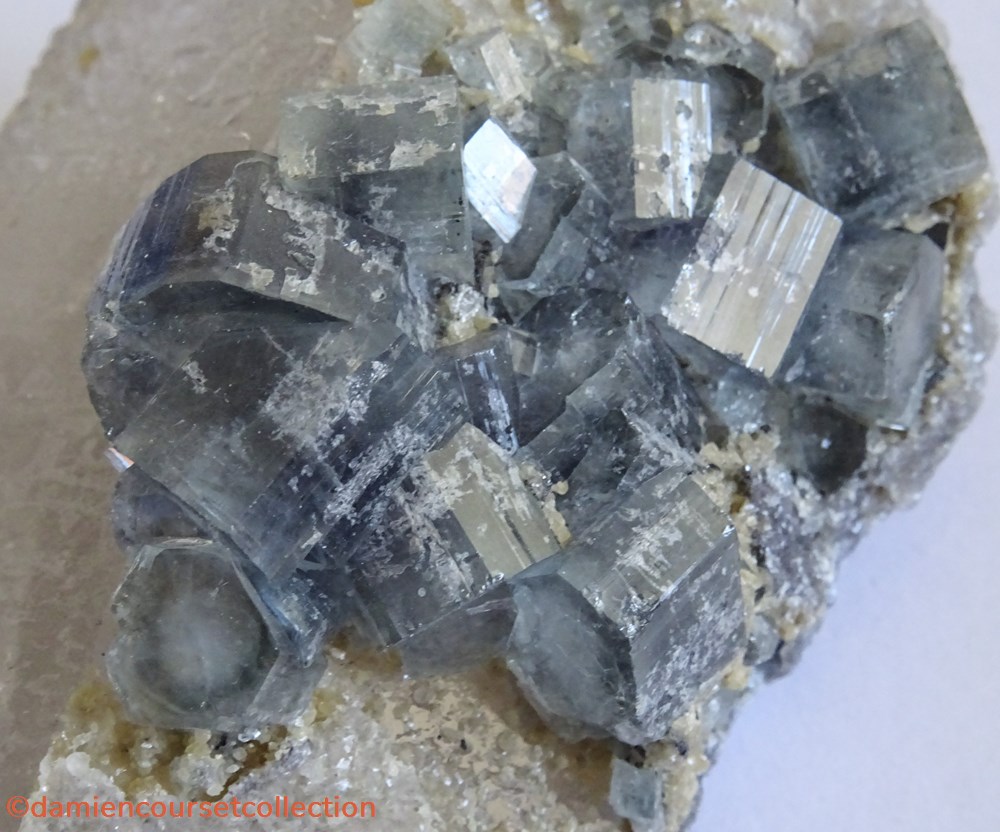 Apatite bleue 2 mineraux meteorite fluorapatite apatite bleue
