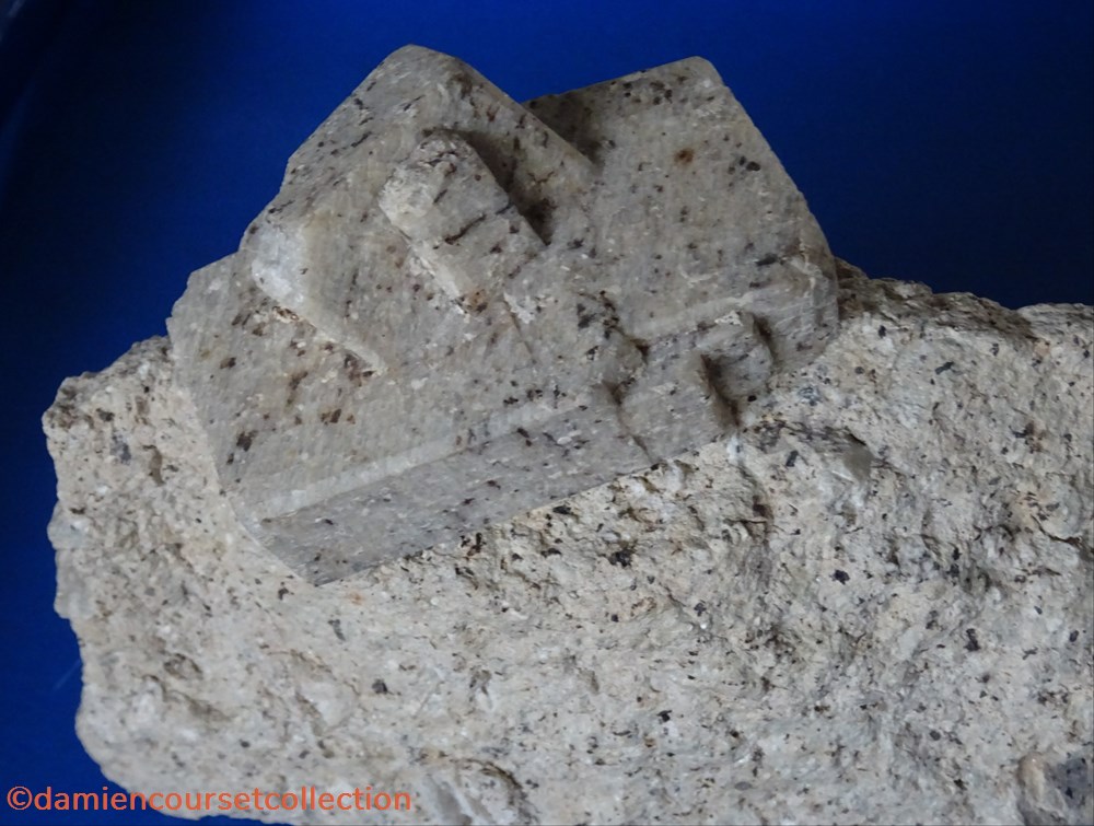 mineraux meteorites microcline sanidine roc de courlande chastreix puy de dome