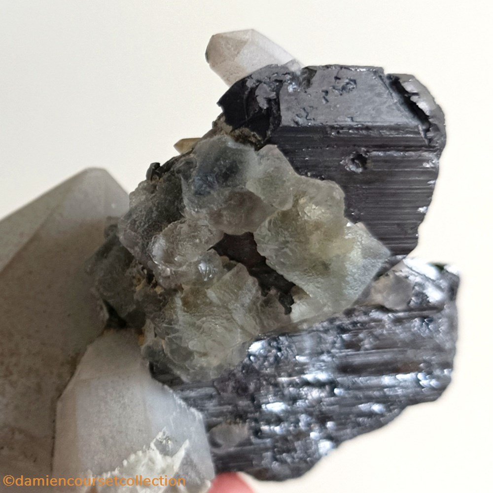 Fluorite, Ferberite et Quartz 2 mineraux meteorites fluorite ferberite et quartz