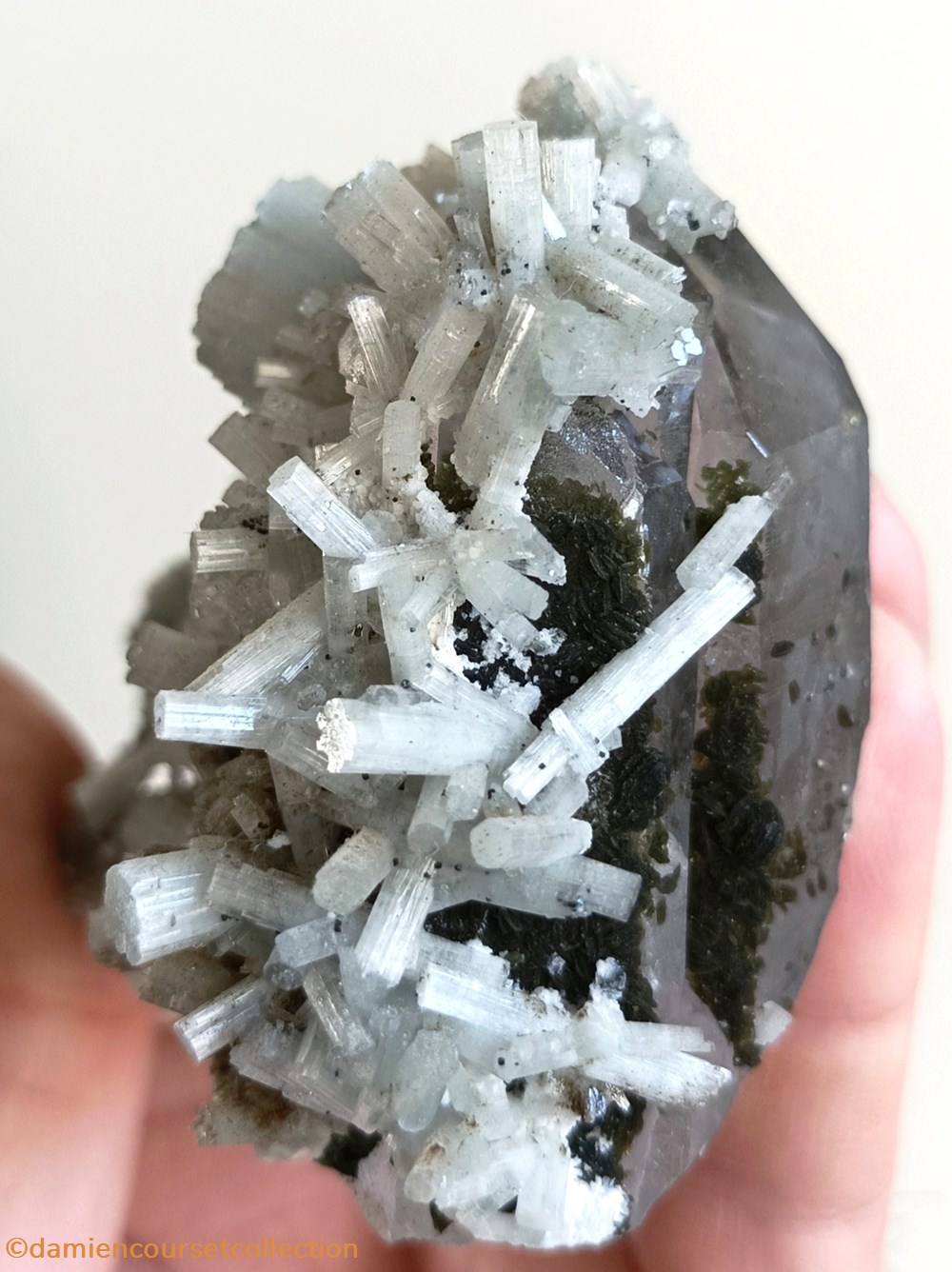 Grande Apatite fibreuse 2 mineraux meteorites fluorapatite grande apatite fibreuse