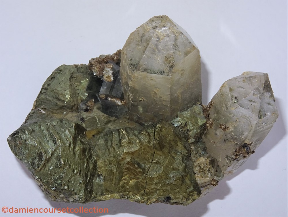 mineraux meteorite chalcopyrite et quartz