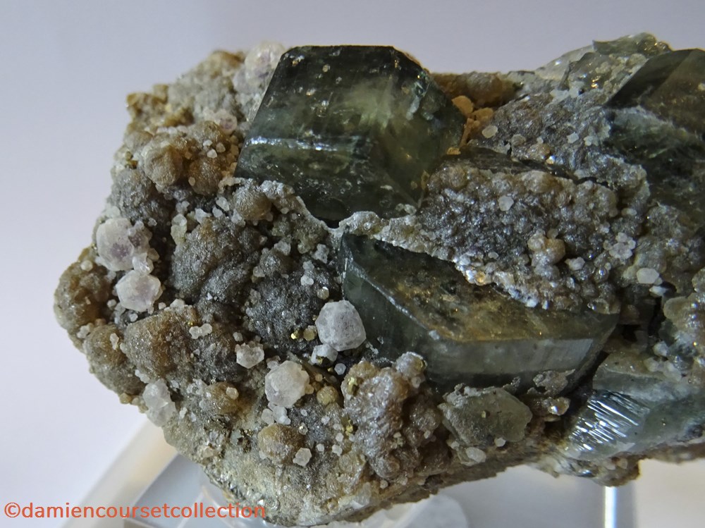 Apatite verte et Fluorite 2 mineraux meteorites fluorapatite apatite verte et fluorite