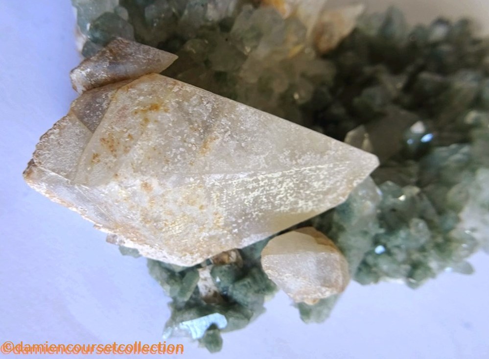 Calcite sur Quartz et Chlorite (Alpes) 3 mineraux meteorites calcite sur quartz et chlorite alpes