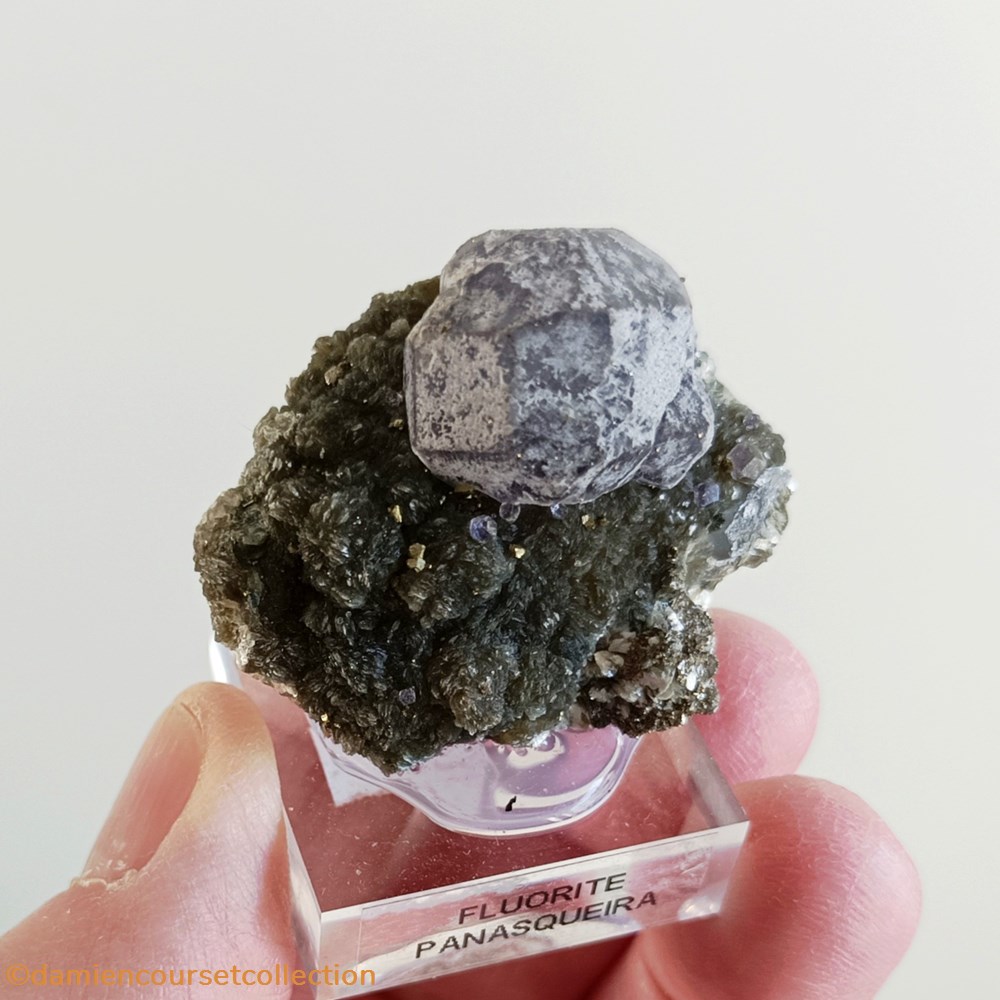 Fluorite 3 mineraux meteorites fluorite