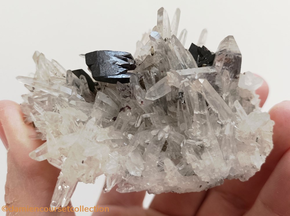 mineraux meteorites hubnerite et quartz macle