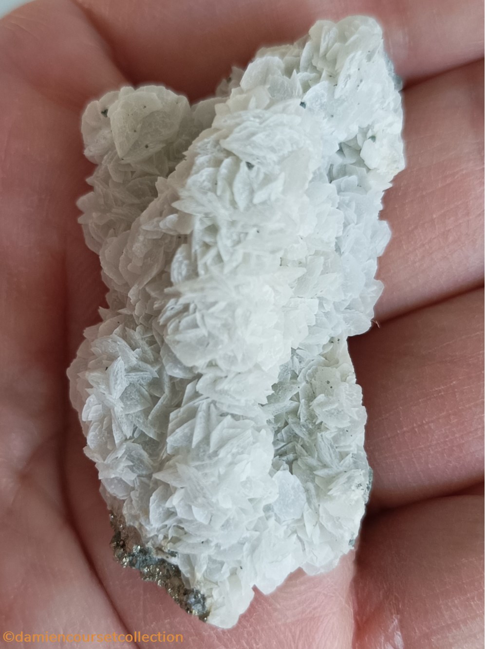 mineraux meteorites fluorapatite apatite fluorite et calcite