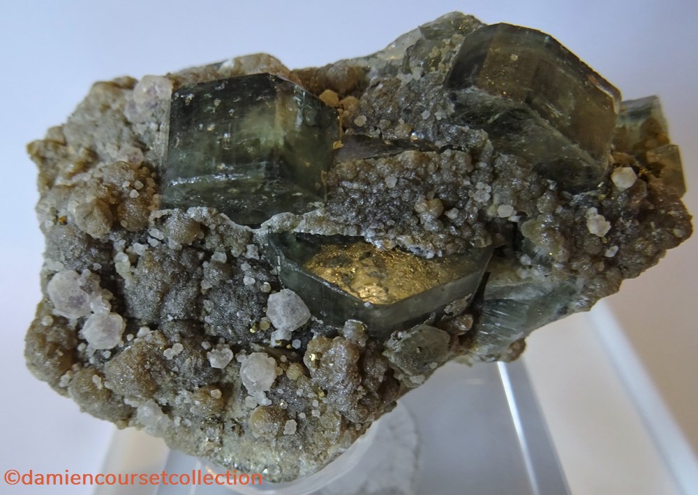Apatite verte et Fluorite 3 mineraux meteorites fluorapatite apatite verte et fluorite