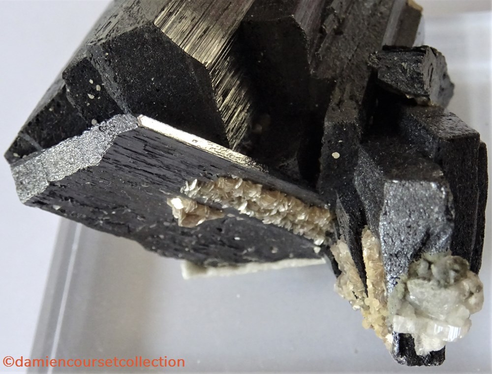 Wolframite (cristaux biterminés) 3 mineraux meteorites wolframite cristaux bitermines