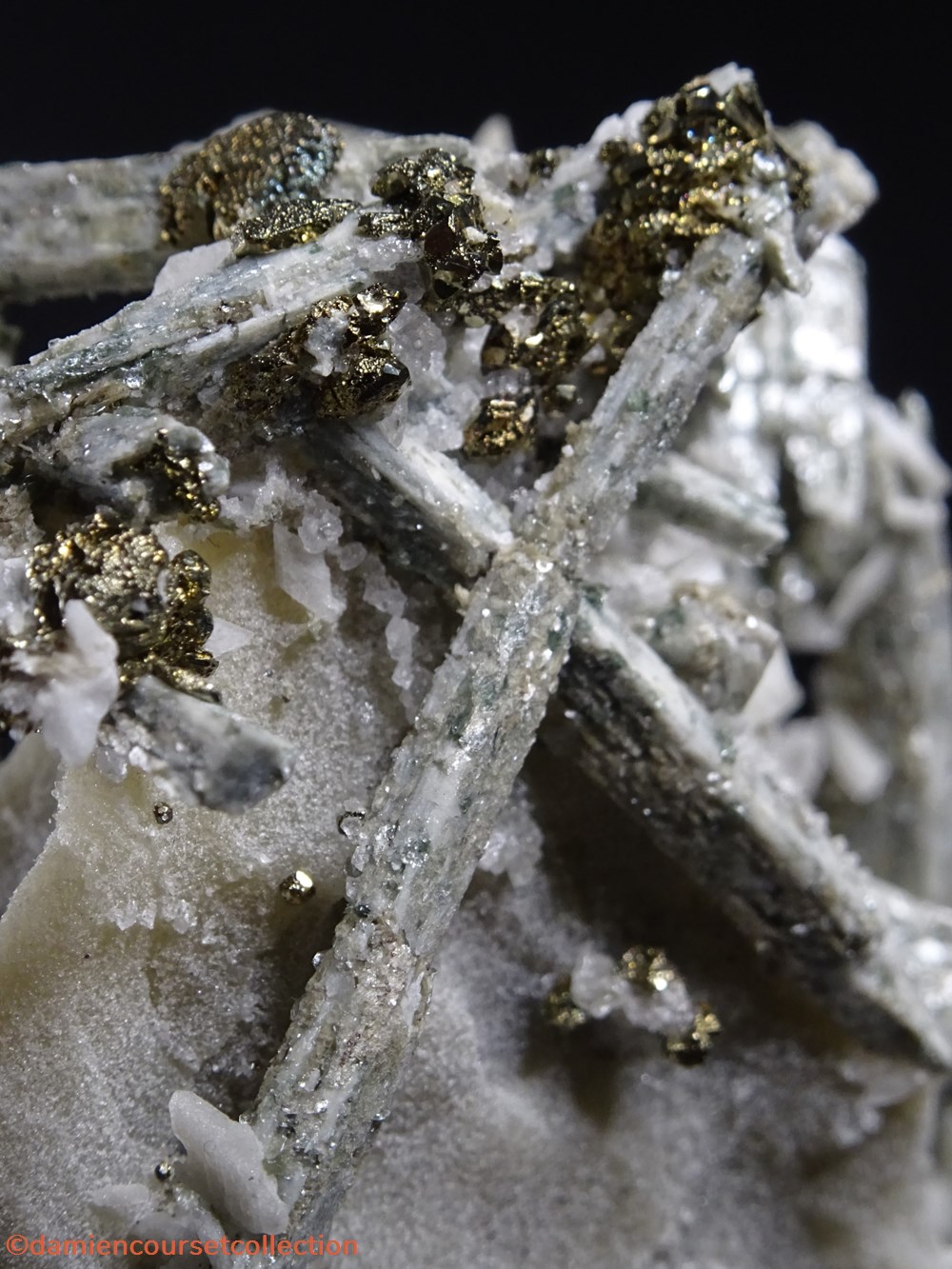 Scapolite sur Gypse (ou "Dipyre") 3 mineraux meteorites pyrite octaedrique scapolite sur gypse ou dipyre