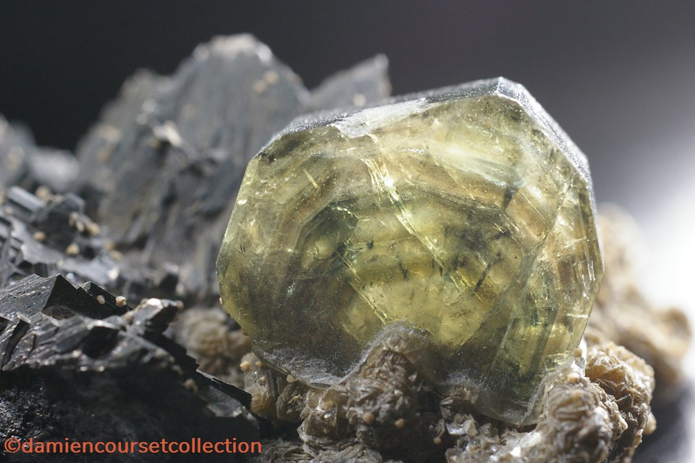 mineraux meteorites fluorapatite apatite sur arsenopyrite