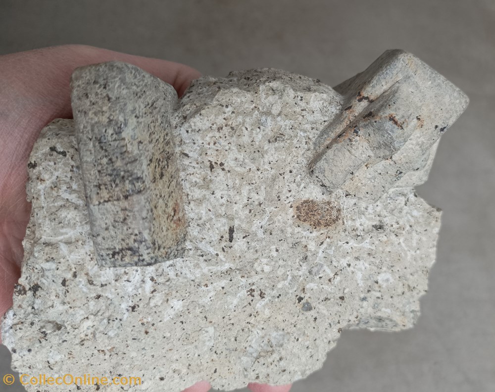 mineraux meteorites microcline sanidine roc de courlande chastreix puy de dome