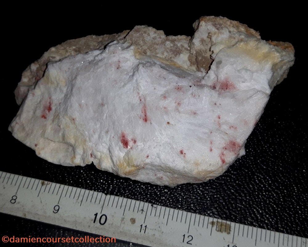 Cinabre dans Barite mineraux meteorites cinabre dans barite