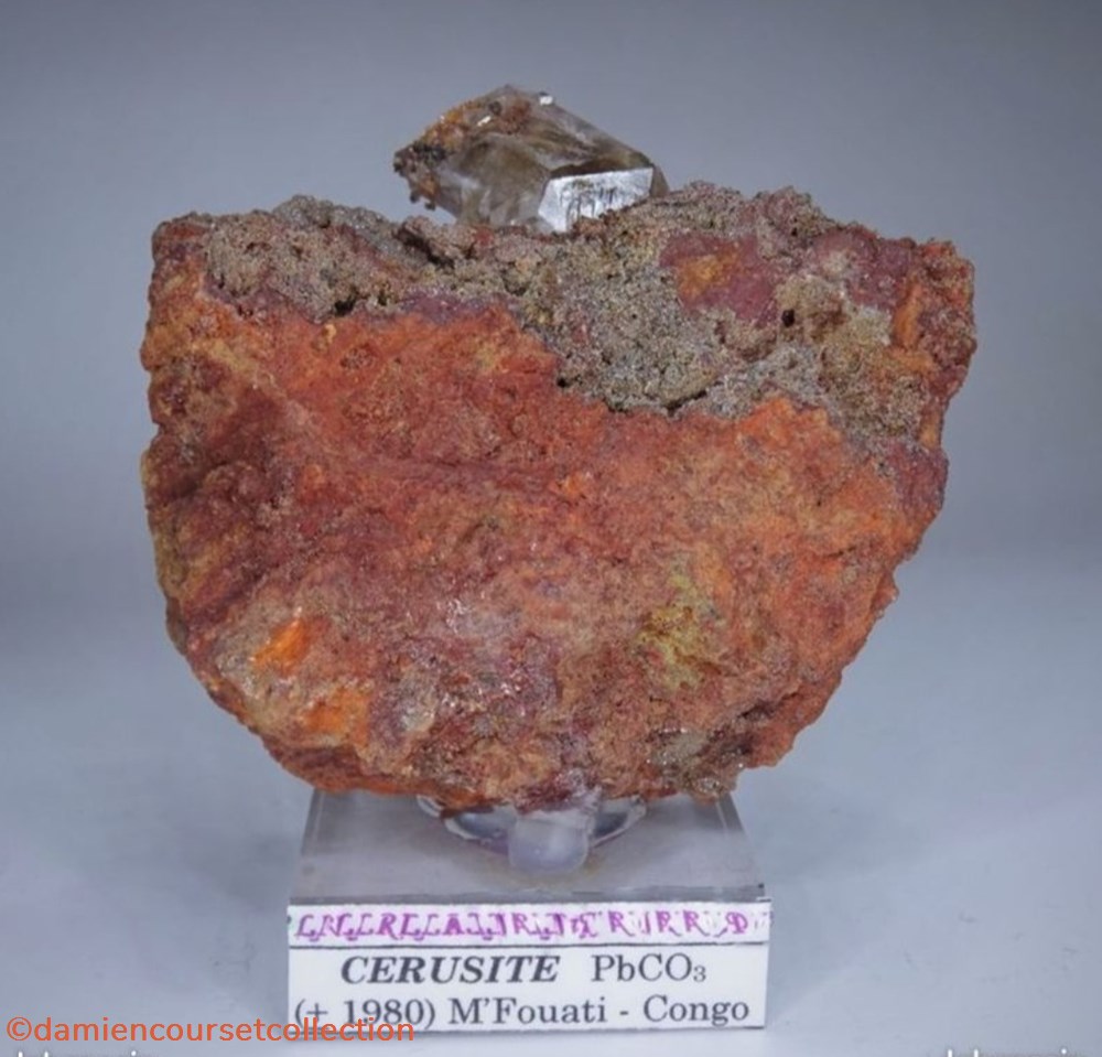 mineraux meteorites cerusite macle