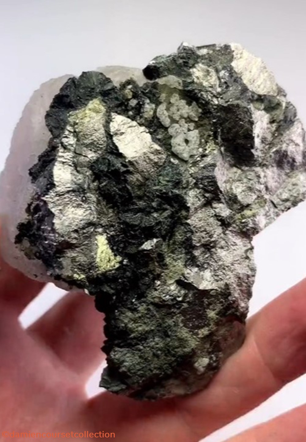 Fluorite sur Arsénopyrite et Muscovite 5 mineraux meteorites fluorite sur arsenopyrite et muscovite