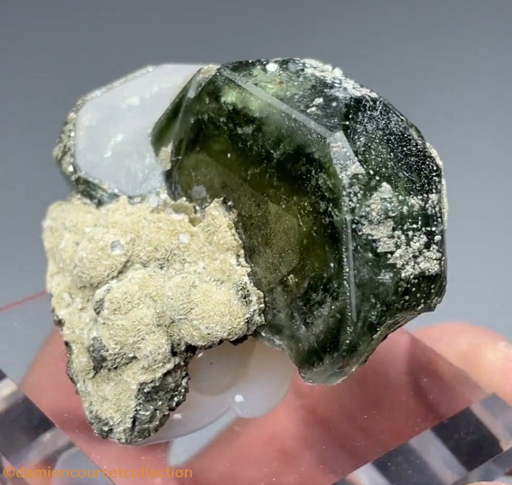 Apatite (extra faces) 2 mineraux meteorites fluorapatite apatite extra faces