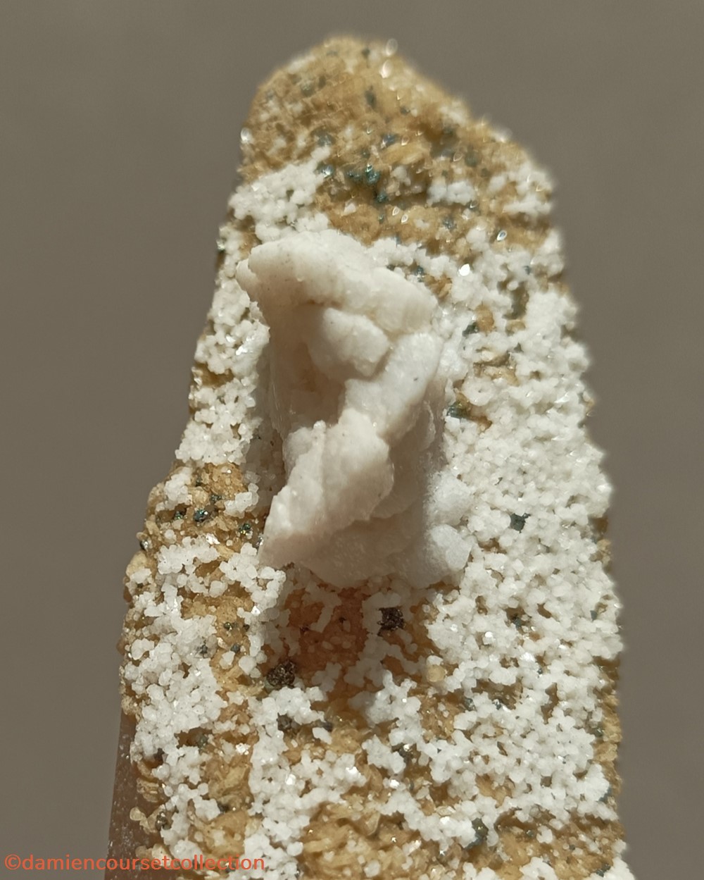 mineraux meteorites dolomite sur quartz