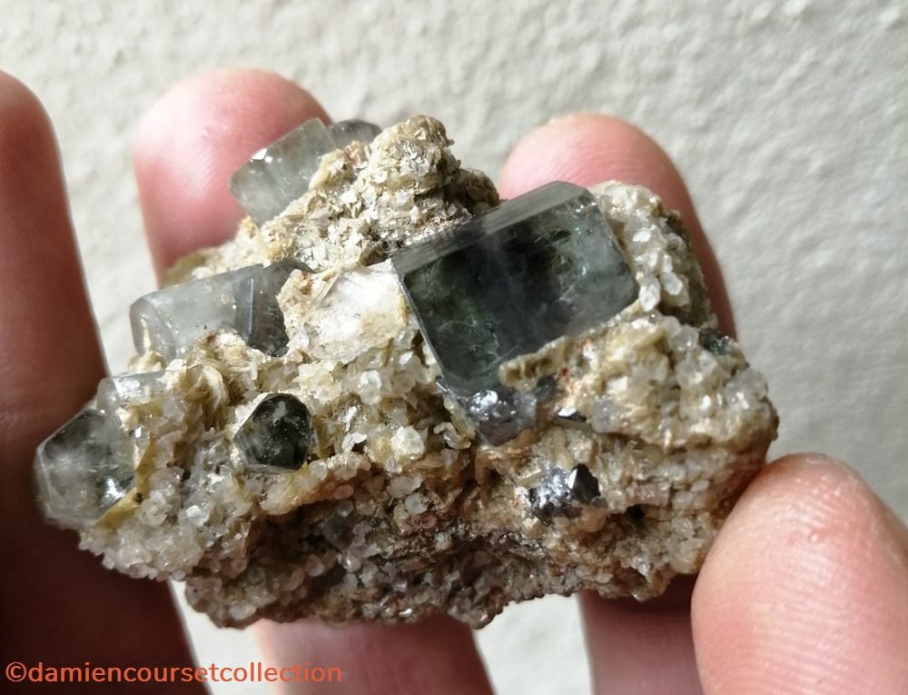 mineraux meteorite fluorapatite apatite vert bleu