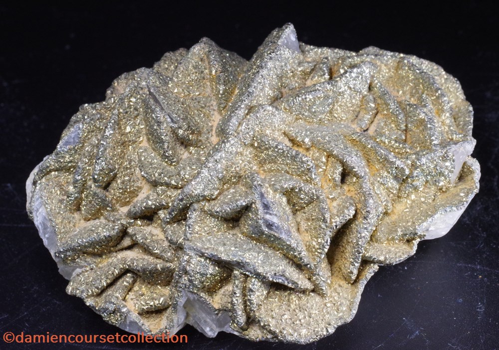 Calcite et Pyriye (Salsigne, Aude) mineraux meteorites calcite et pyriye salsigne aude