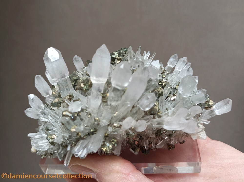 Quartz sceptré et Pyrite 2 mineraux meteorites quartz sceptre et pyrite