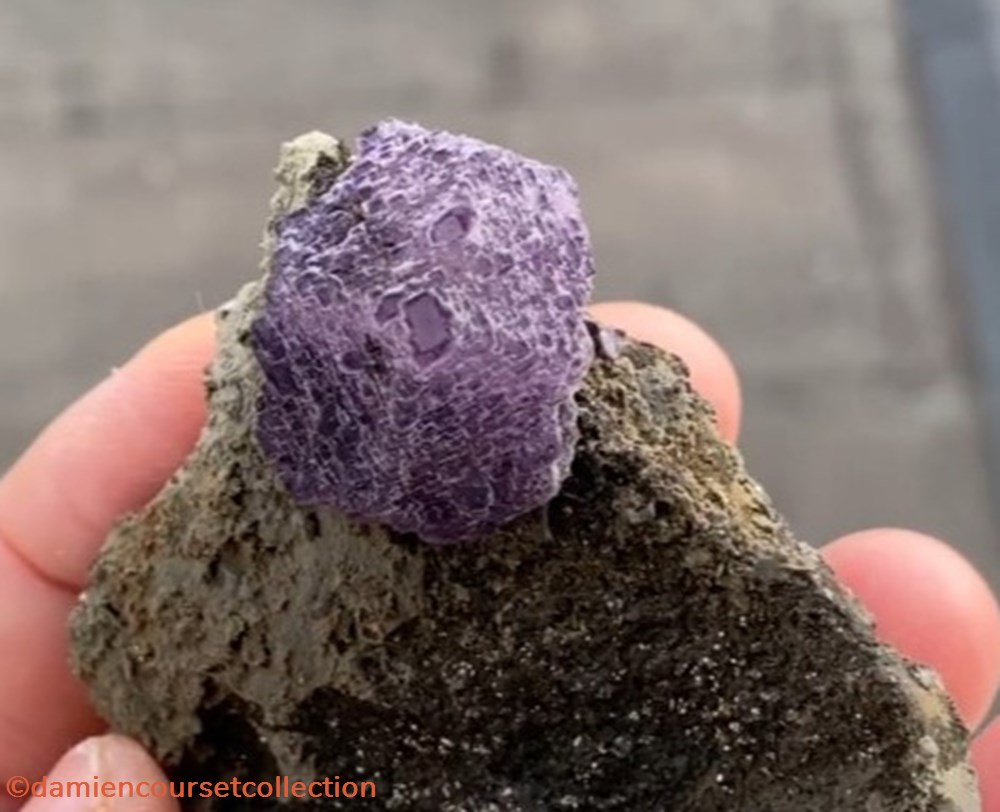 Fluorite octaèdrique ("pyramide aztèque") 5 mineraux meteorites fluorite octaedrique pyramide azteque