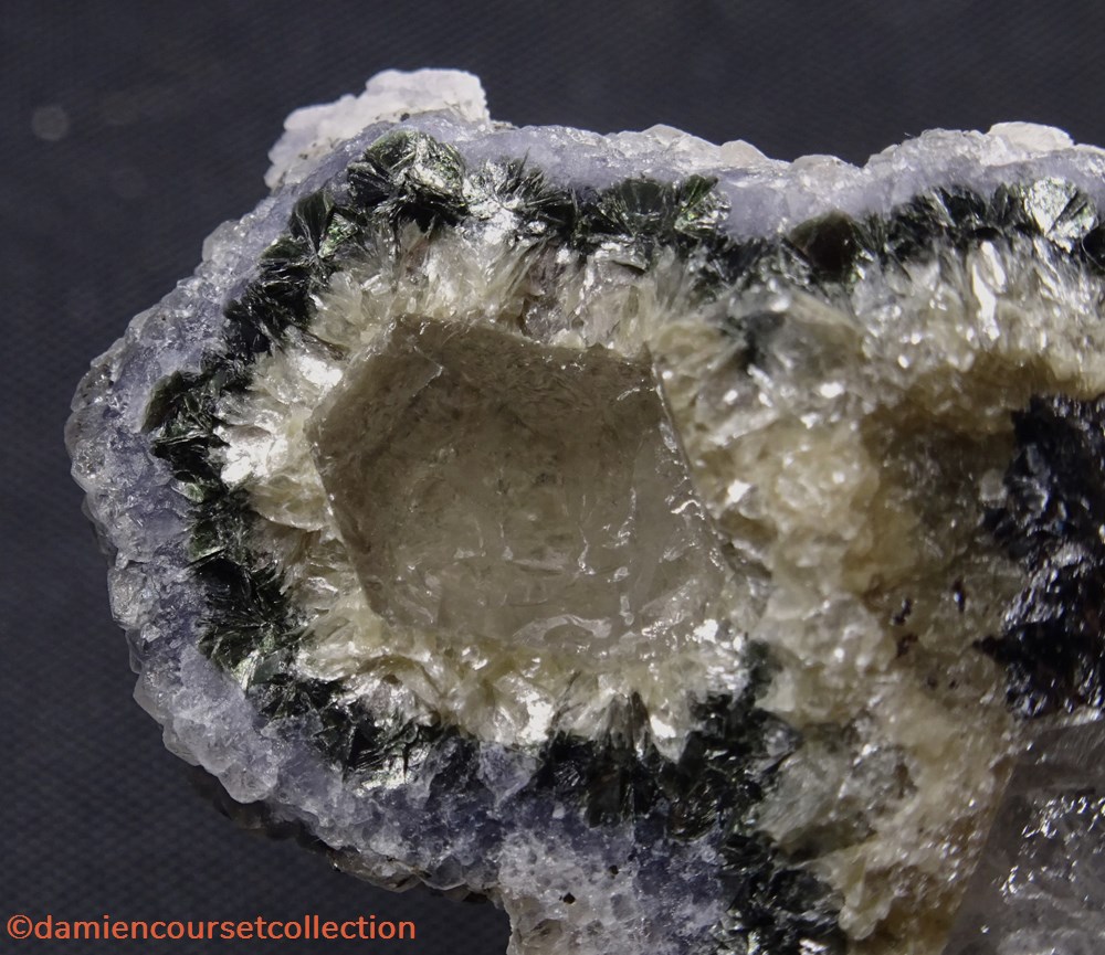 Fluorite sur Quartz et Muscovite 2 mineraux meteorites fluorite sur quartz et muscovite