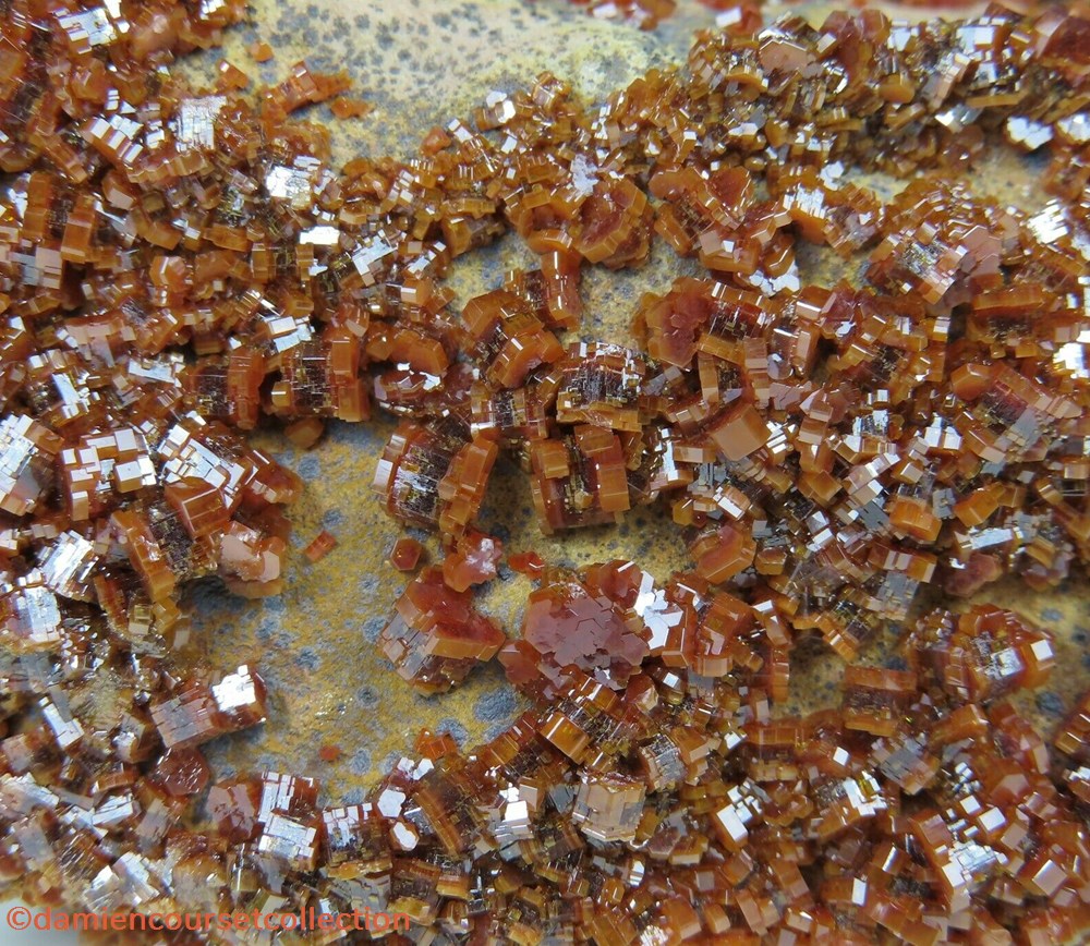 Vanadinite sur Trachyte 5 mineraux meteorites vanadinite sur trachyte