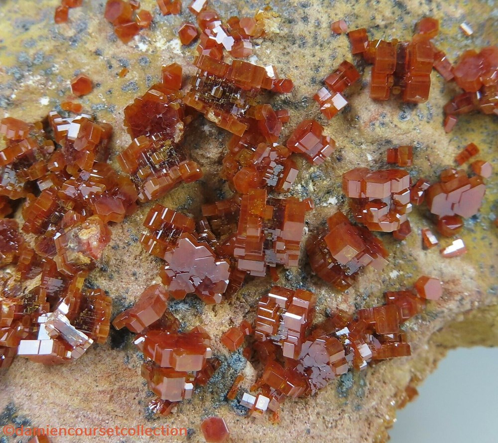 Vanadinite sur Trachyte 4 mineraux meteorites vanadinite sur trachyte