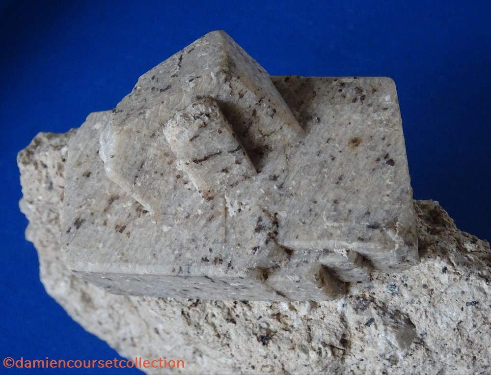 mineraux meteorites microcline sanidine roc de courlande chastreix puy de dome