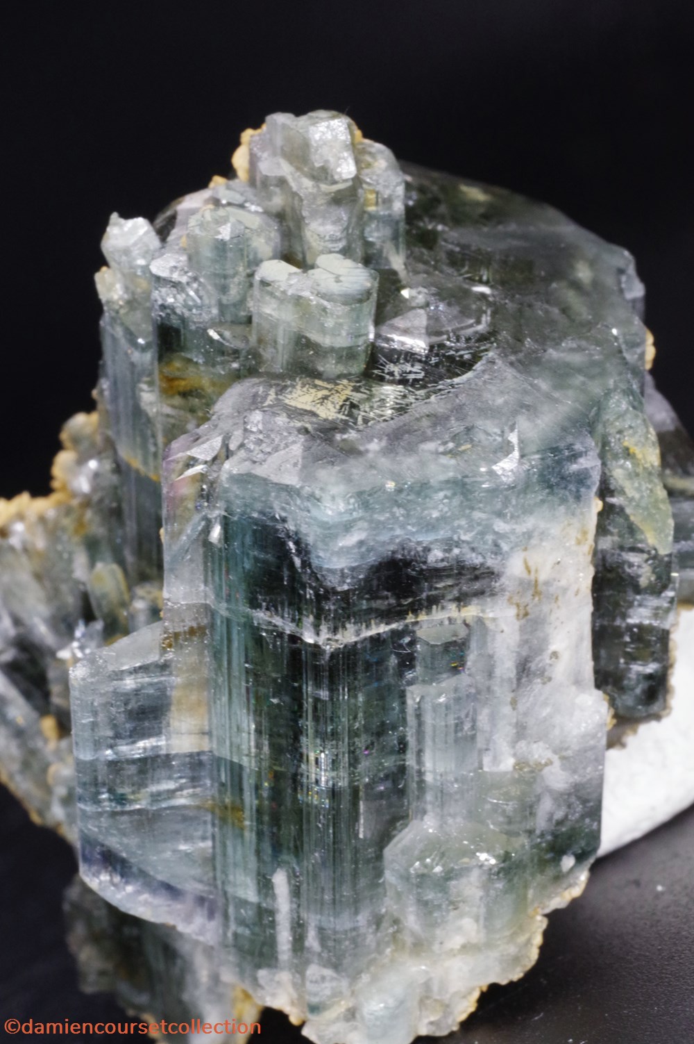 mineraux meteorites fluorapatite apatite bleu vert flottant