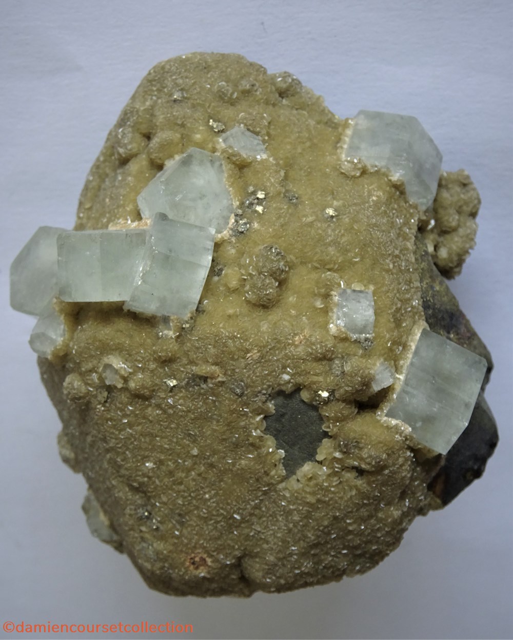 mineraux meteorite chalcopyrite siderite et apatite