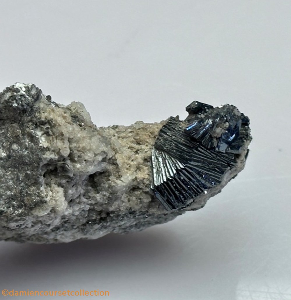 mineraux meteorites hematite rose de fer suisse