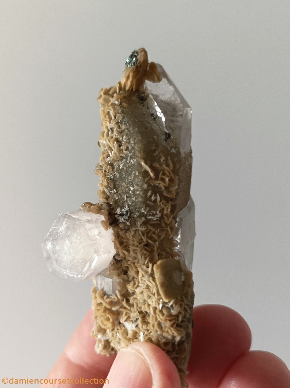 Apatites sur quartz et siderite 4 mineraux meteorites apatites sur quartz et siderite