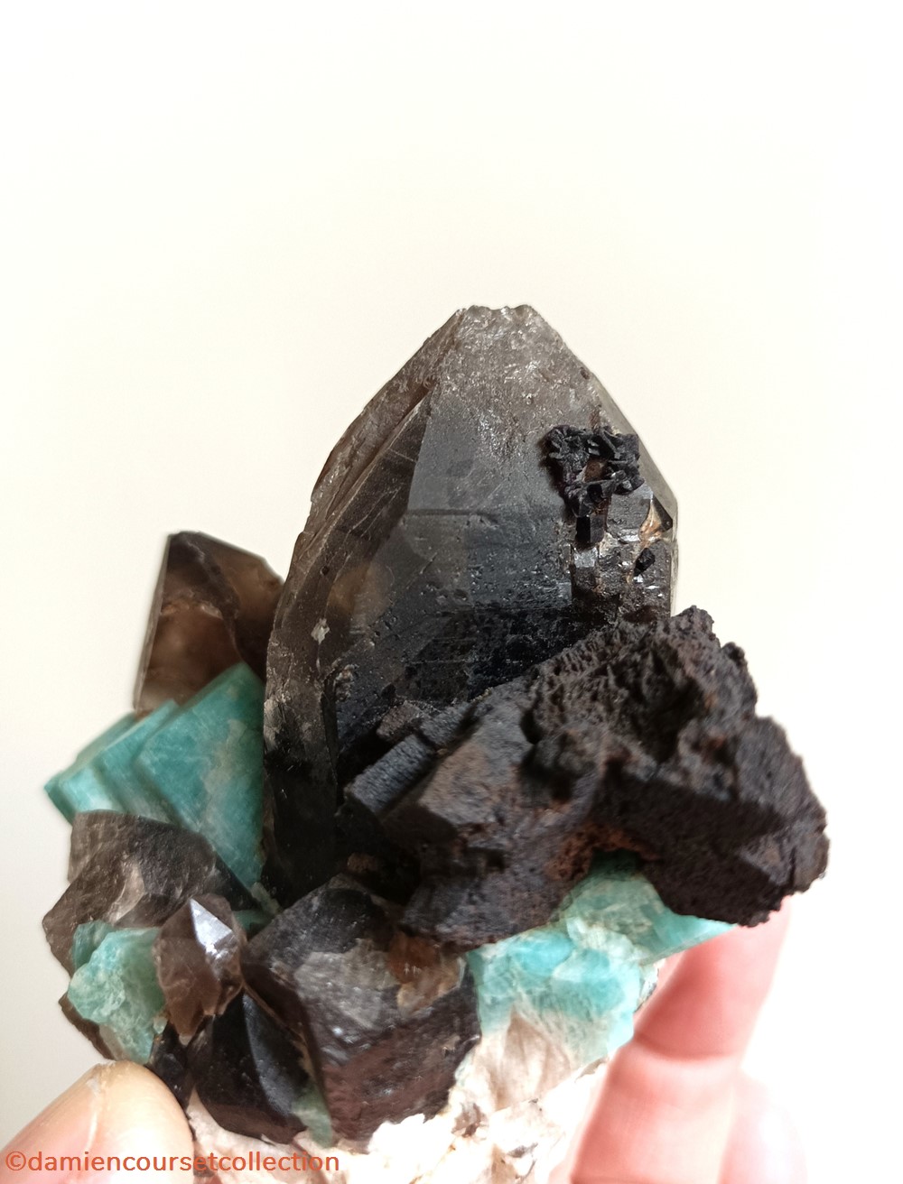 mineraux meteorites microcline amazonite quartz fume goethite et fluorite