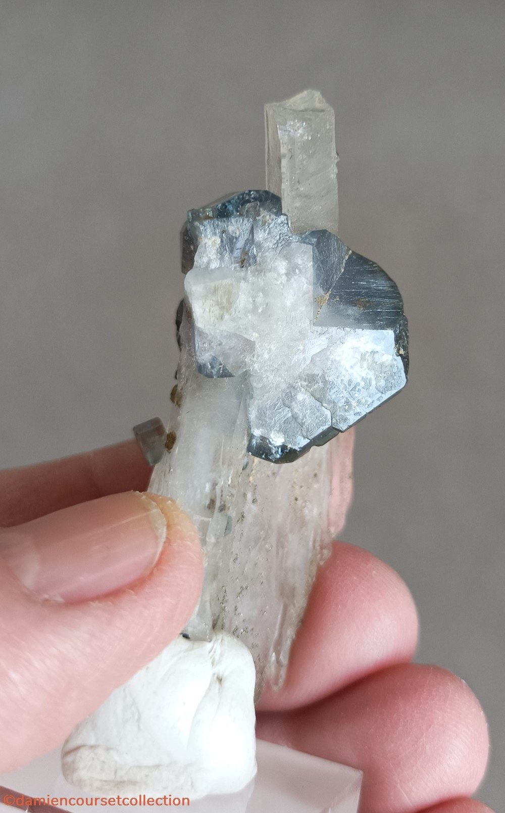 Apatite bleue sur Quartz 4 mineraux meteorites fluorapatite apatite bleue sur quartz
