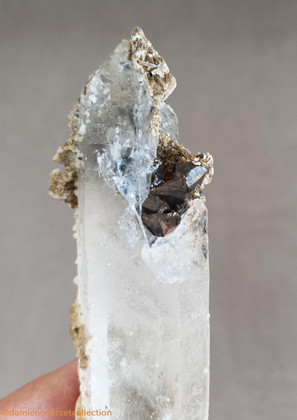 Cassitérite sur quartz biterminé 2 mineraux meteorites cassiterite sur quartz bitermine